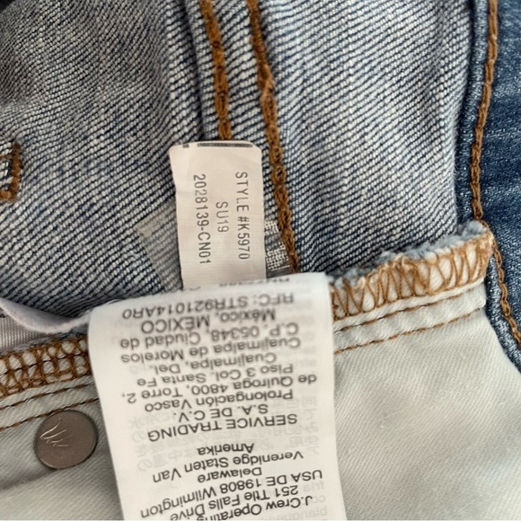 Madewell High-Rise Denim Shorts in Derby Wash: Button-Front Edition 15977 - Picture 7 of 11